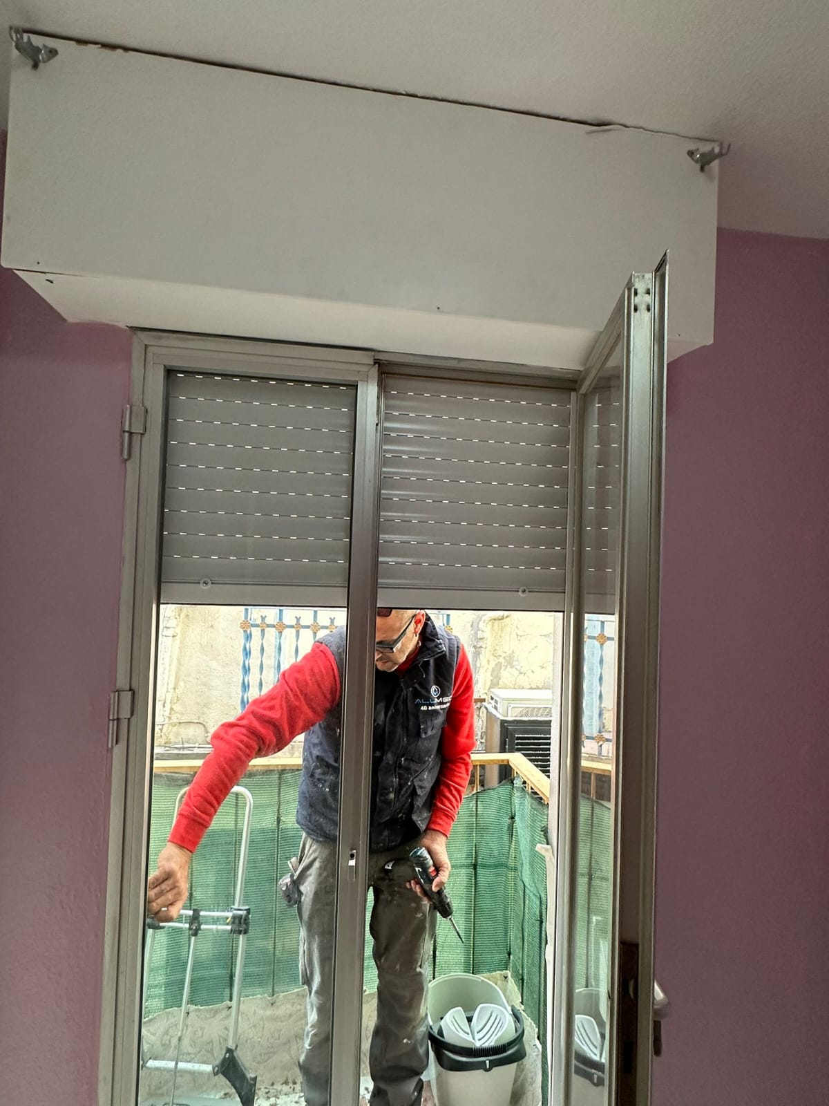 Trabajo de instalación de cerramiento y persiana